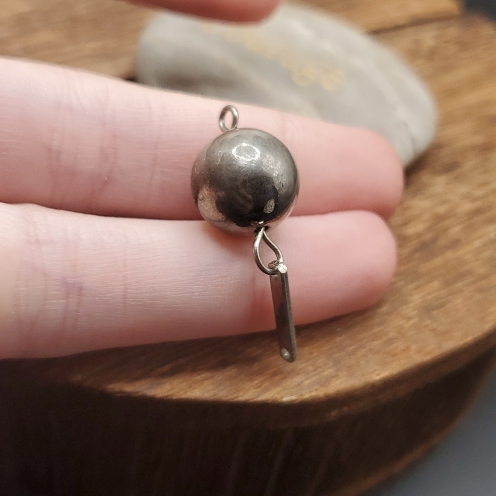 Silver tone medallion bulb pendant